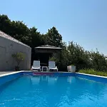 Woodrock Villa